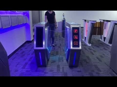 Двухполосный турникет с откидными створками и системой управления билетами со светом в кинотеатре